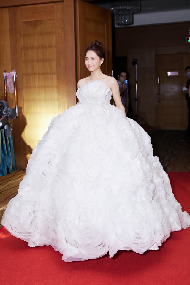 Hòa Minzy mặc váy phát sáng tại sự kiện, tự tin khoe giọng hát mộc - Ảnh 1